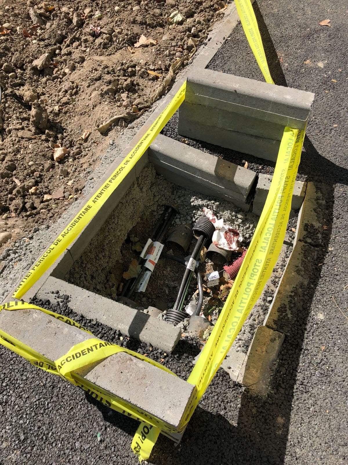 Domnule primar Robu, aveți grijă când mergeți cu bicicleta prin Timișoara! Puteți ajunge așa, ca tânărul care a căzut în groapa de pe trotuar