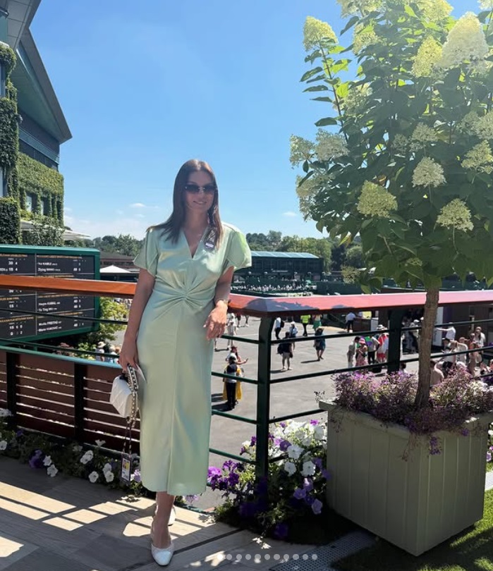 Cât costă rochia verde purtată de Simona Halep la Wimbledon. A accesorizat-o cu o geantă Chanel și bijuterii Van Cleef &amp; Arpels și Cartier