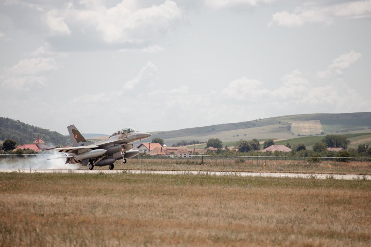 Alte trei avioane F-16 cumpărate din Norvegia au ajuns în România. Cât au costat avioanele care fac tranziția spre F35