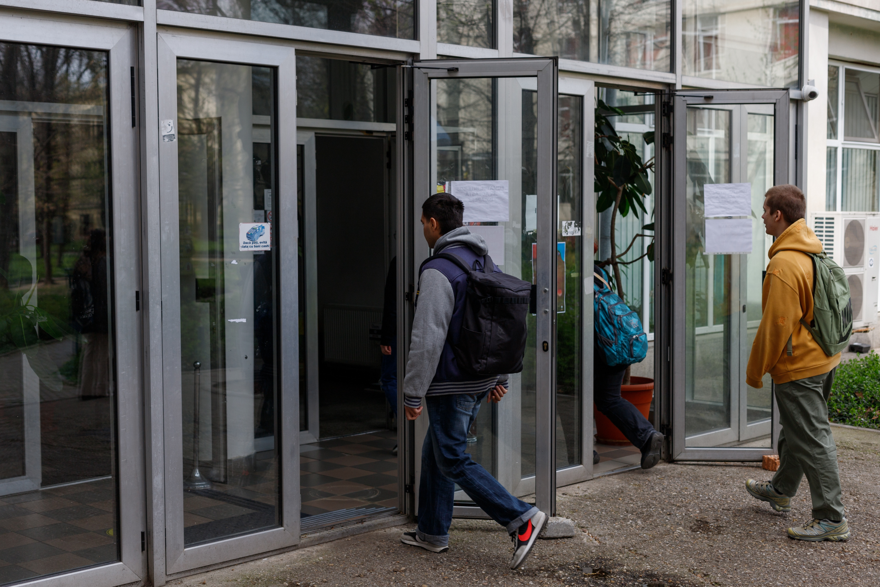 Nu doar seniorii își schimbă meniul din cauza inflației. Cât îi costă pe studenți să mănânce la o cantină universitară