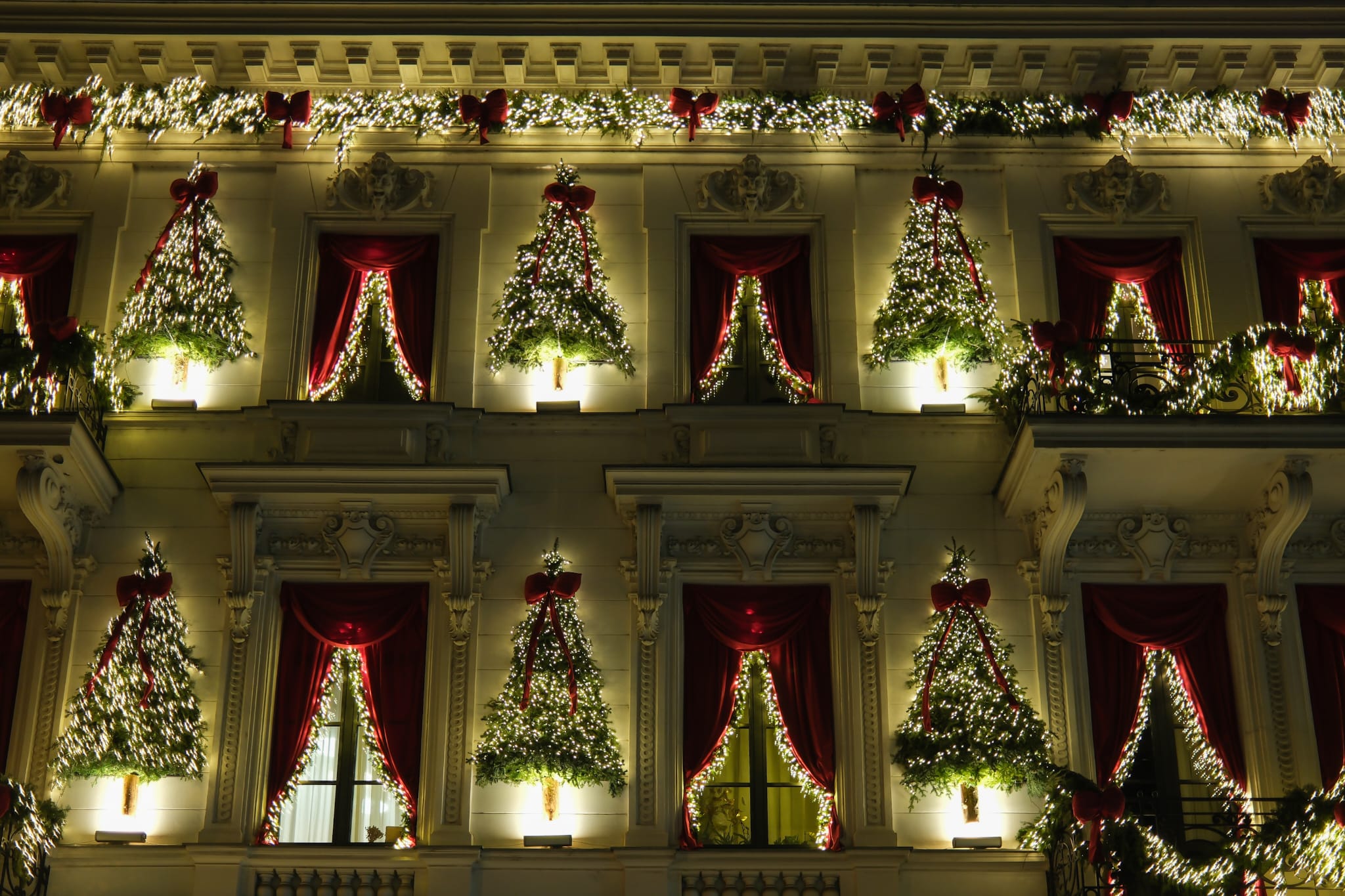 Cel mai frumos decorate clădiri din București înainte de Crăciun. Capitala a adoptat modelul european pentru acest sezon de iarnă