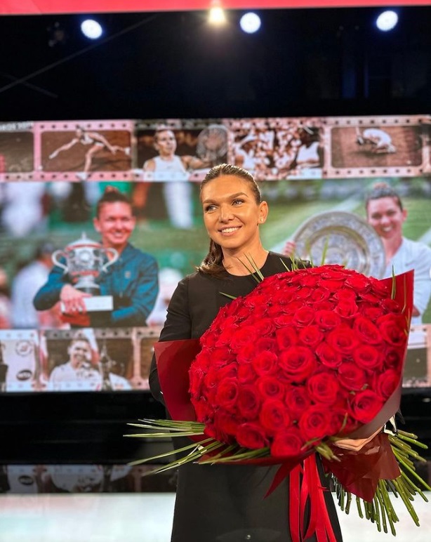 Simona Halep a purtat o rochie Valentino de peste 2.000 de euro, la prima apariție într-o emisiune la TV după verdictul de la TAS