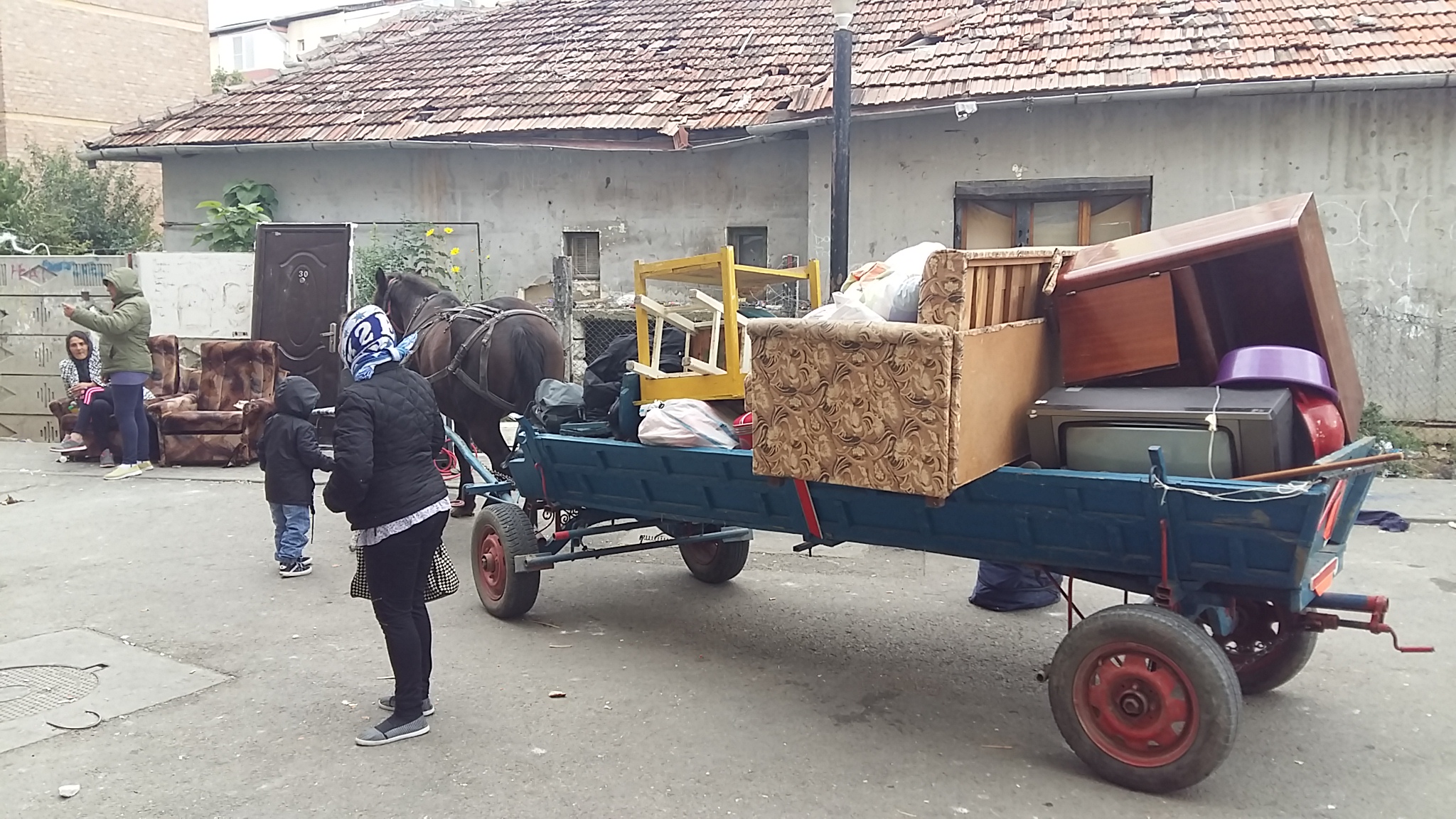 VIDEO REPORTAJ/ Evacuare cu scandal din blocul "Turturica", la Alba Iulia: „Suntem aruncaţi în stradă ca nişte şobolani”| GALERIE FOTO