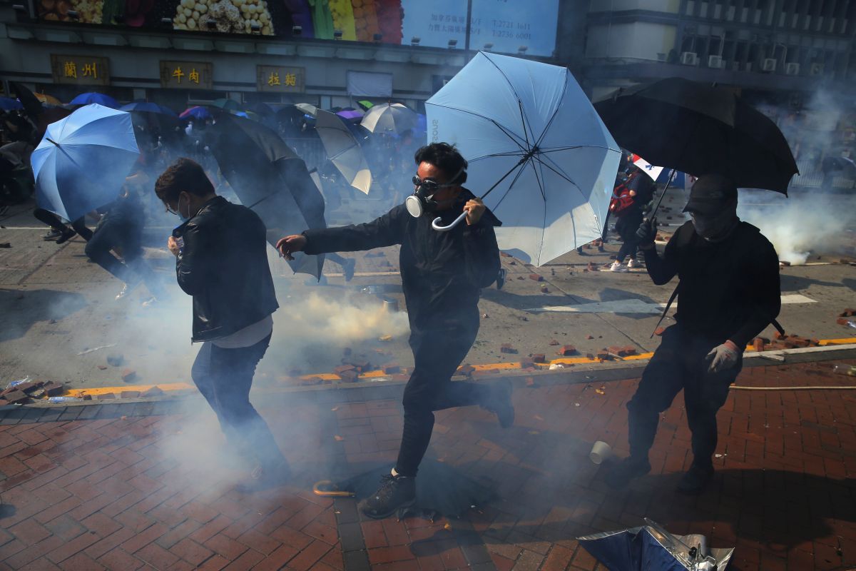 Scene de război în Hong Kong. Protestatarii, blocați într-un campus asediat de polițiști