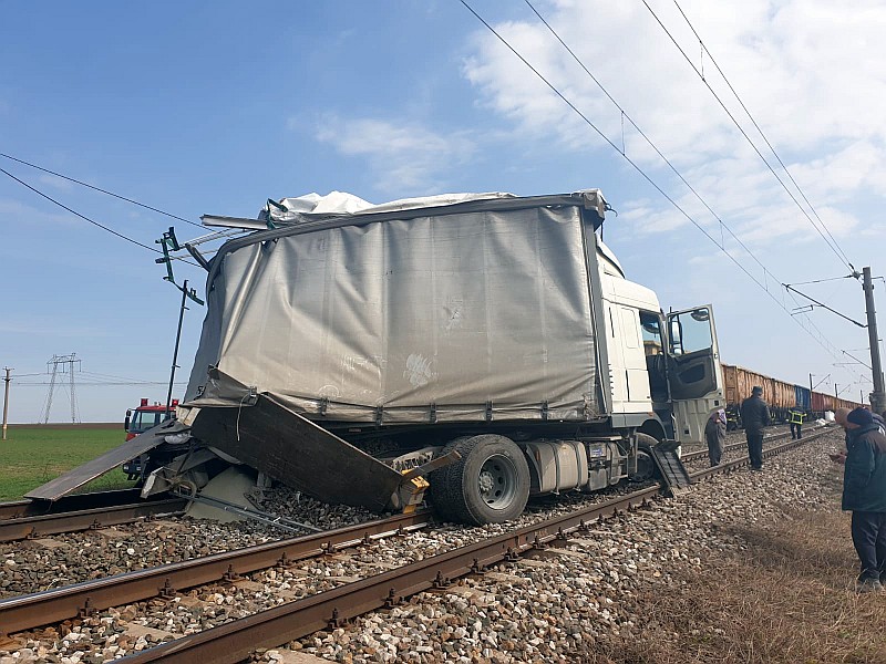 Un tren de marfă a lovit un camion la ieșirea din Fetești. Locomotiva a deraiat / FOTO