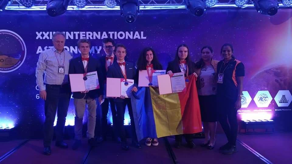 Un elev român pe care ministerul nu l-a putut trimite la Olimpiada Internațională de Astronomie a câștigat medalia de aur! A ajuns la competiție cu bani din donații!