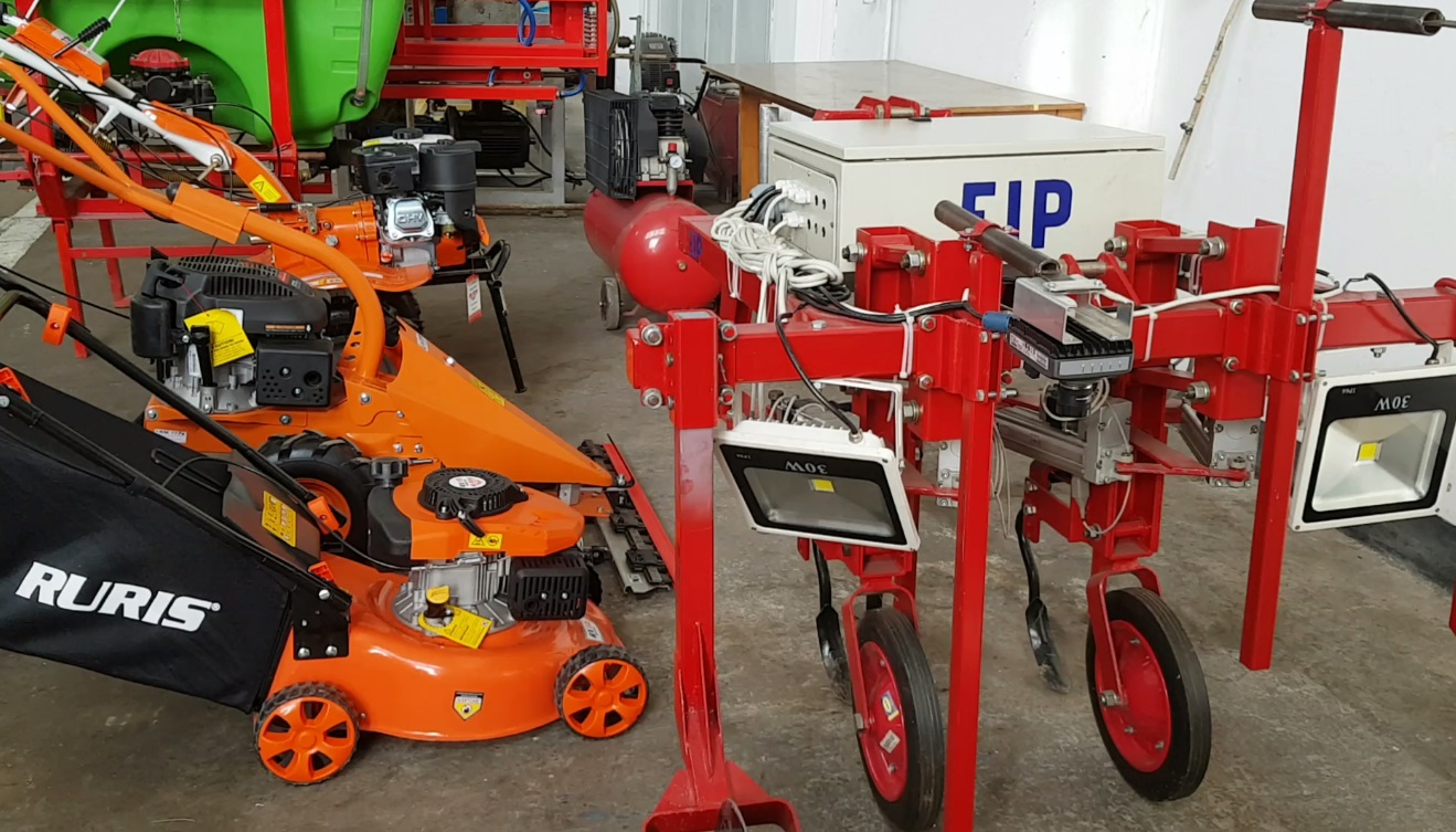 VIDEO/ Invenție românească. Tractorul care omoară buruienile cu apă chioară