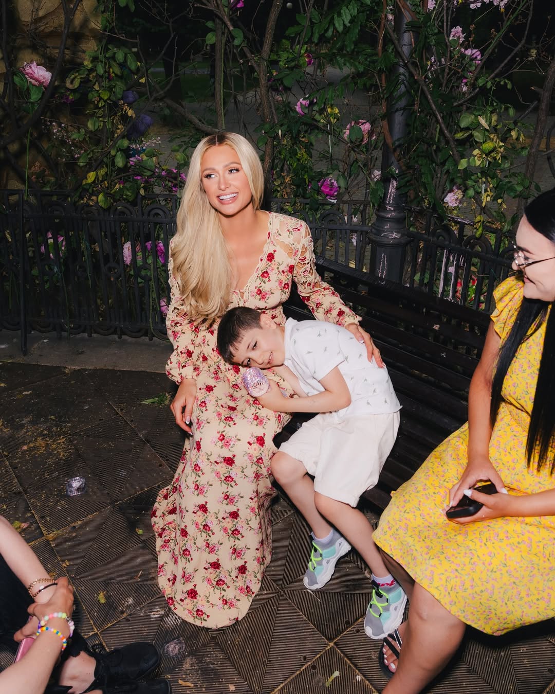 Paris Hilton a ajutat copiii nevoiași din Craiova. Primele declarații ale vedetei: „Am văzut cum arată speranța adevărată”