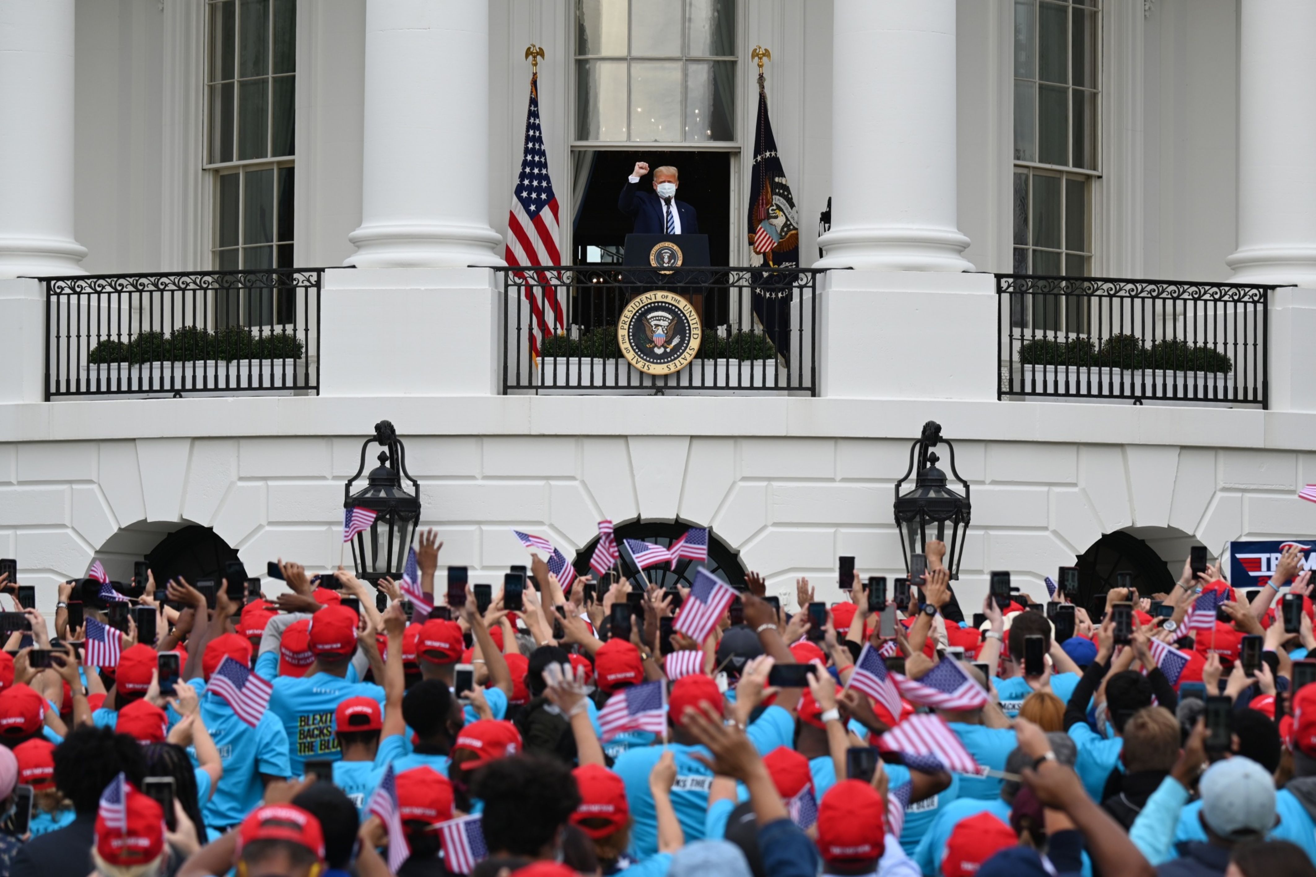 VIDEO | Donald Trump, primul eveniment public după infectarea cu COVID-19. CNN: "Discurs divizor la Casa Albă" în fața a sute de oameni, cu atac la Joe Biden
