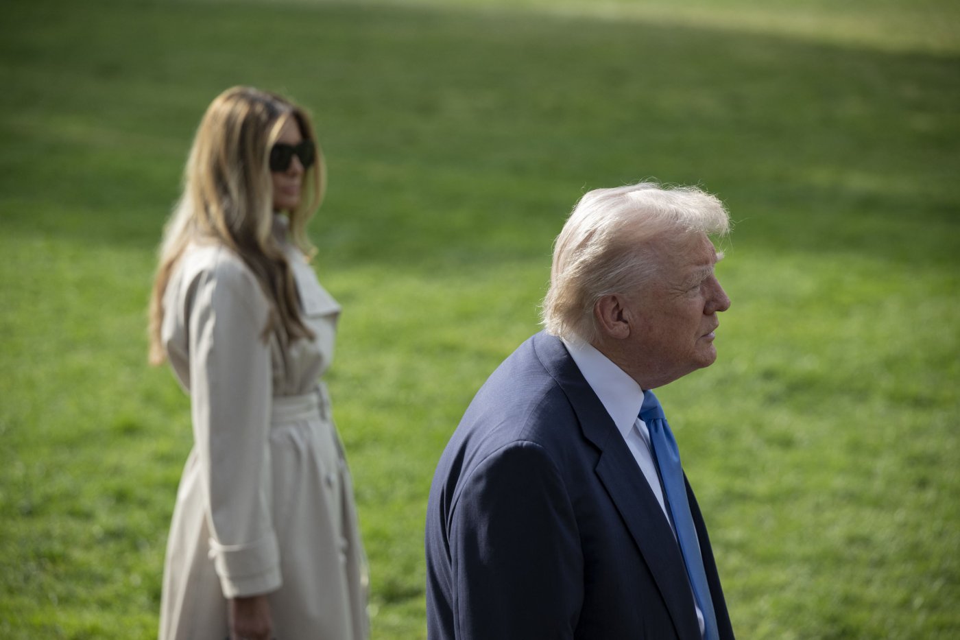 Donald Trump și Melania, surprinși într-un rar moment de tandrețe în drum spre Vatican pentru funeraliile Papei Francisc