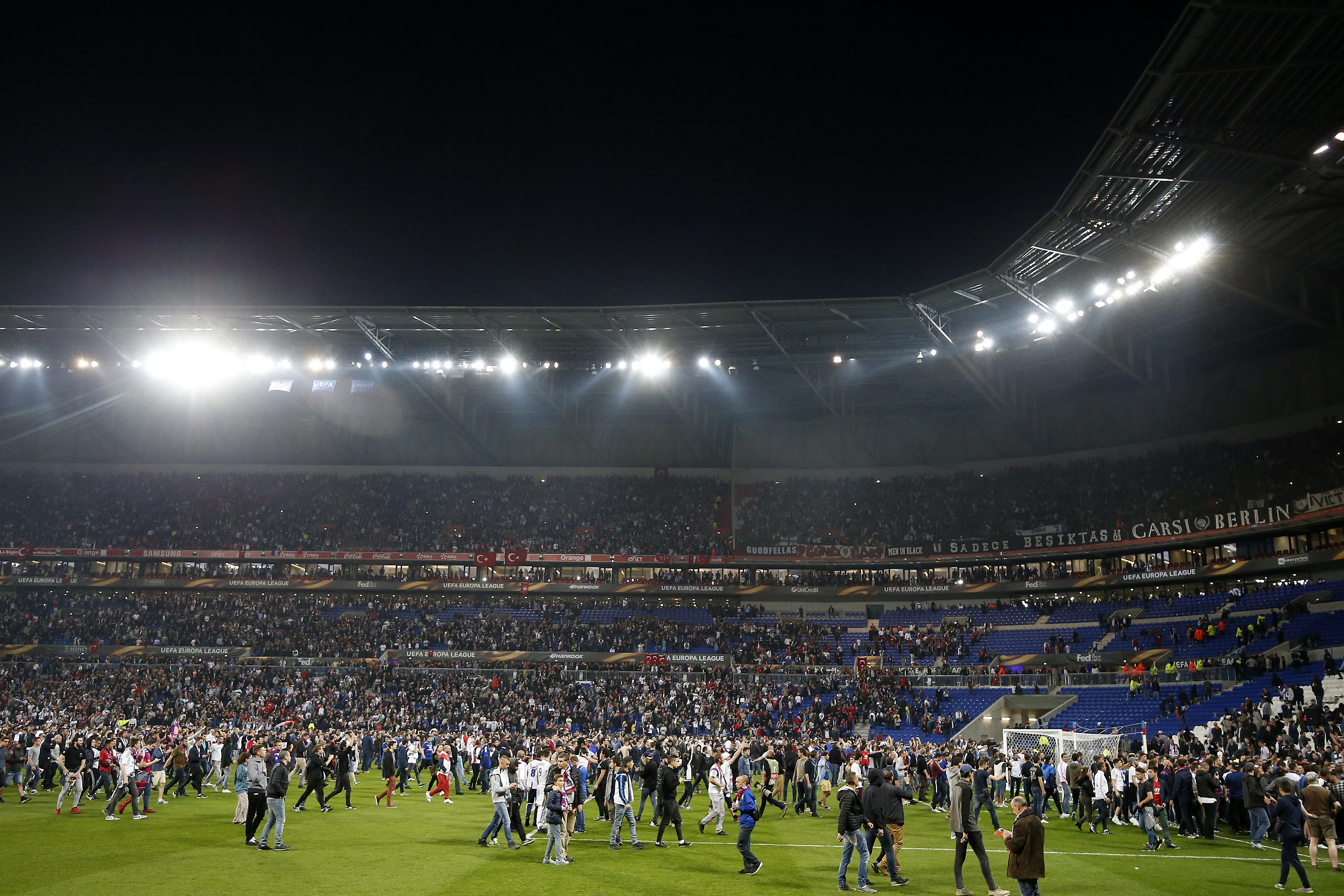 Scene apocaliptice la Lyon, înaintea meciului cu Beșiktaș din Liga Europa. Fanii turci au atacat suporterii gazdelor. Francezii s-au refugiat pe teren. Partida, întârziată 55 de minute / FOTO&VIDEO