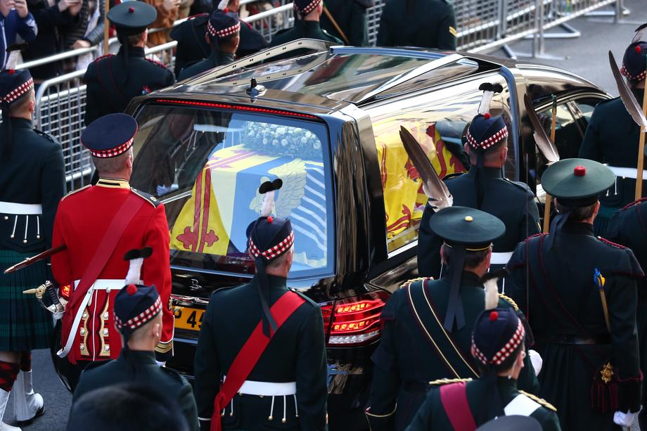 Sicriul reginei Elisabeta a II-a, depus la catedrala din Edinburgh, după o procesiune condusă de regele Charles al III-lea | VIDEO