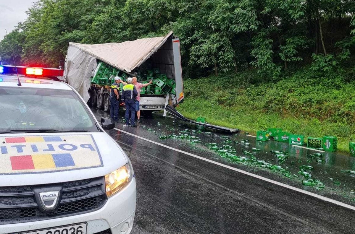 Un autocar cu 56 de persoane s-a ciocnit violent cu un autocamion plin cu bere, în județul Sibiu