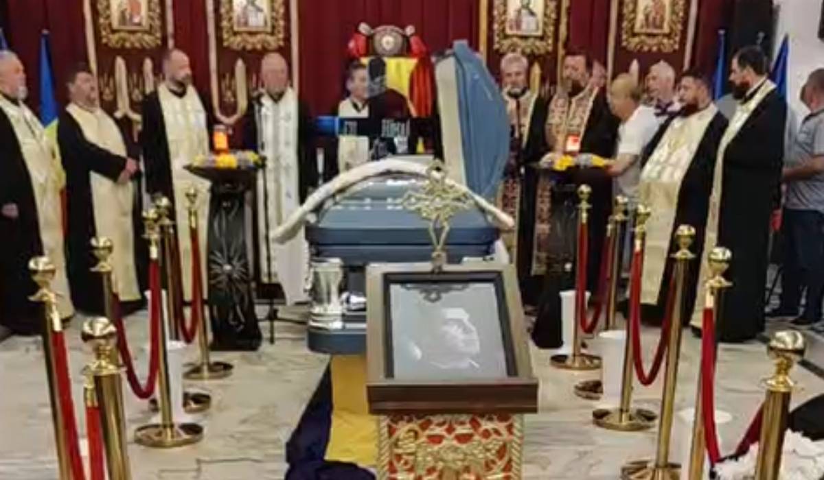 Cum au apărut soția și băiatul lui Mihai Leu la priveghi. Îmbrăcați în negru, aceștia au asistat la slujba oficiată de zece preoți