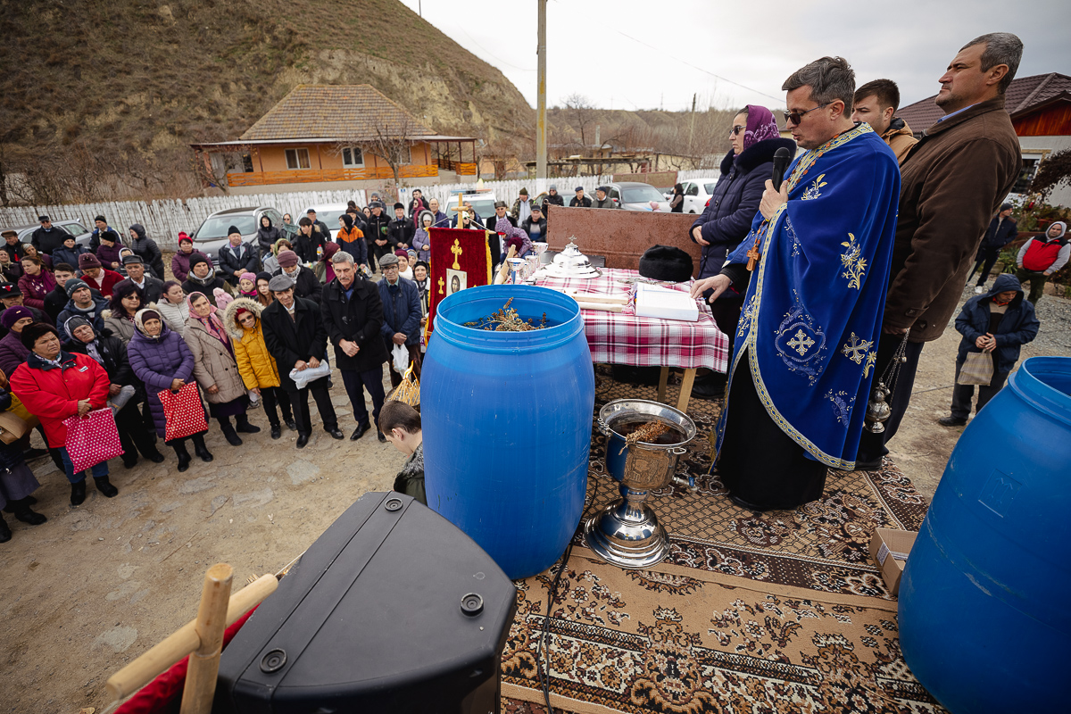 REPORTAJ Boboteaza pe malul Dunării, în comuna Ostrov: procesiune la debarcader, concurs de prins crucea și curse de cai