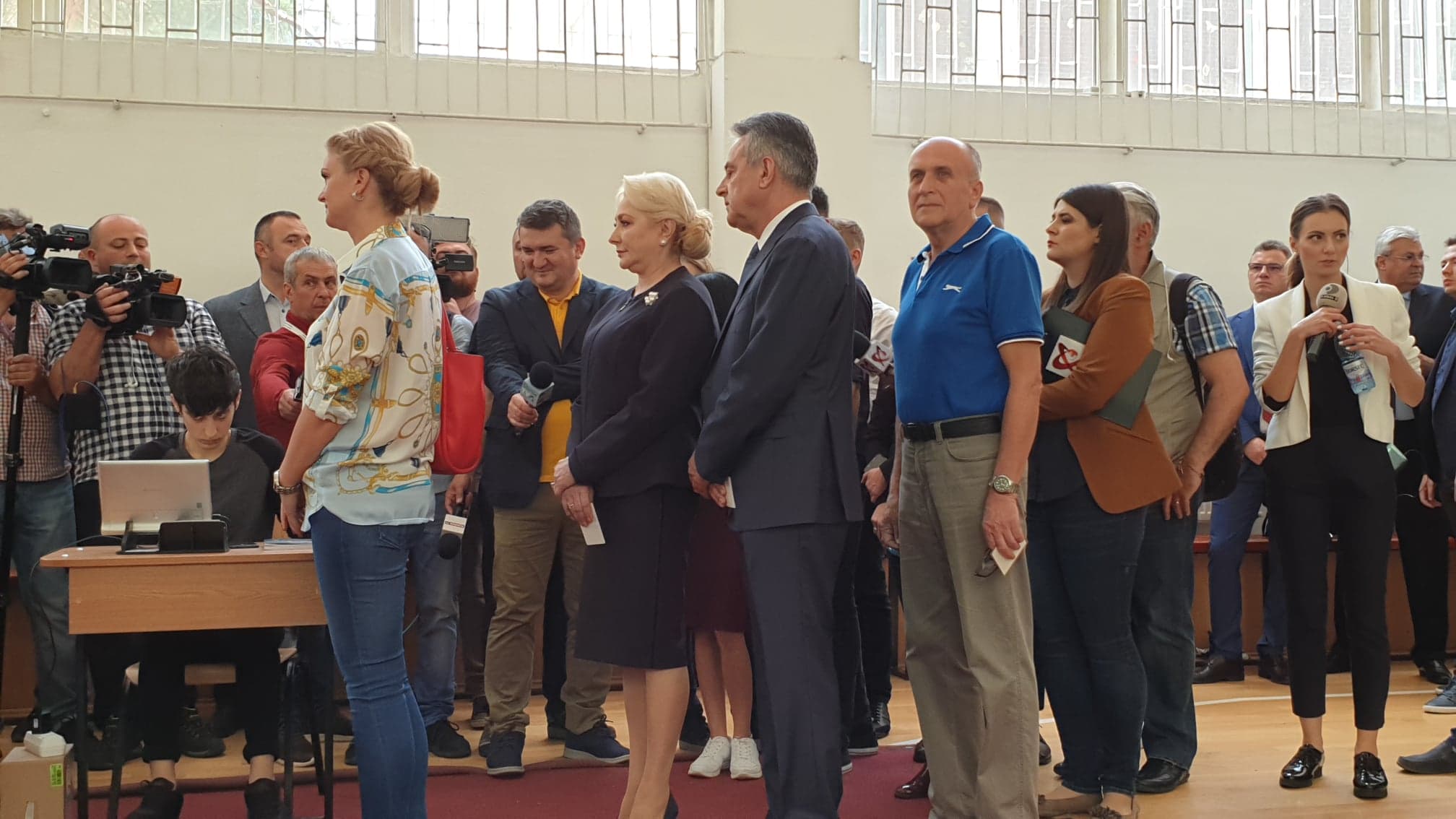Alegeri europarlamentare | Mobilizare uriașă în București și în restul țării. Sute de alegători stau la cozi și așteaptă minute pentru a vota (FOTO și VIDEO)