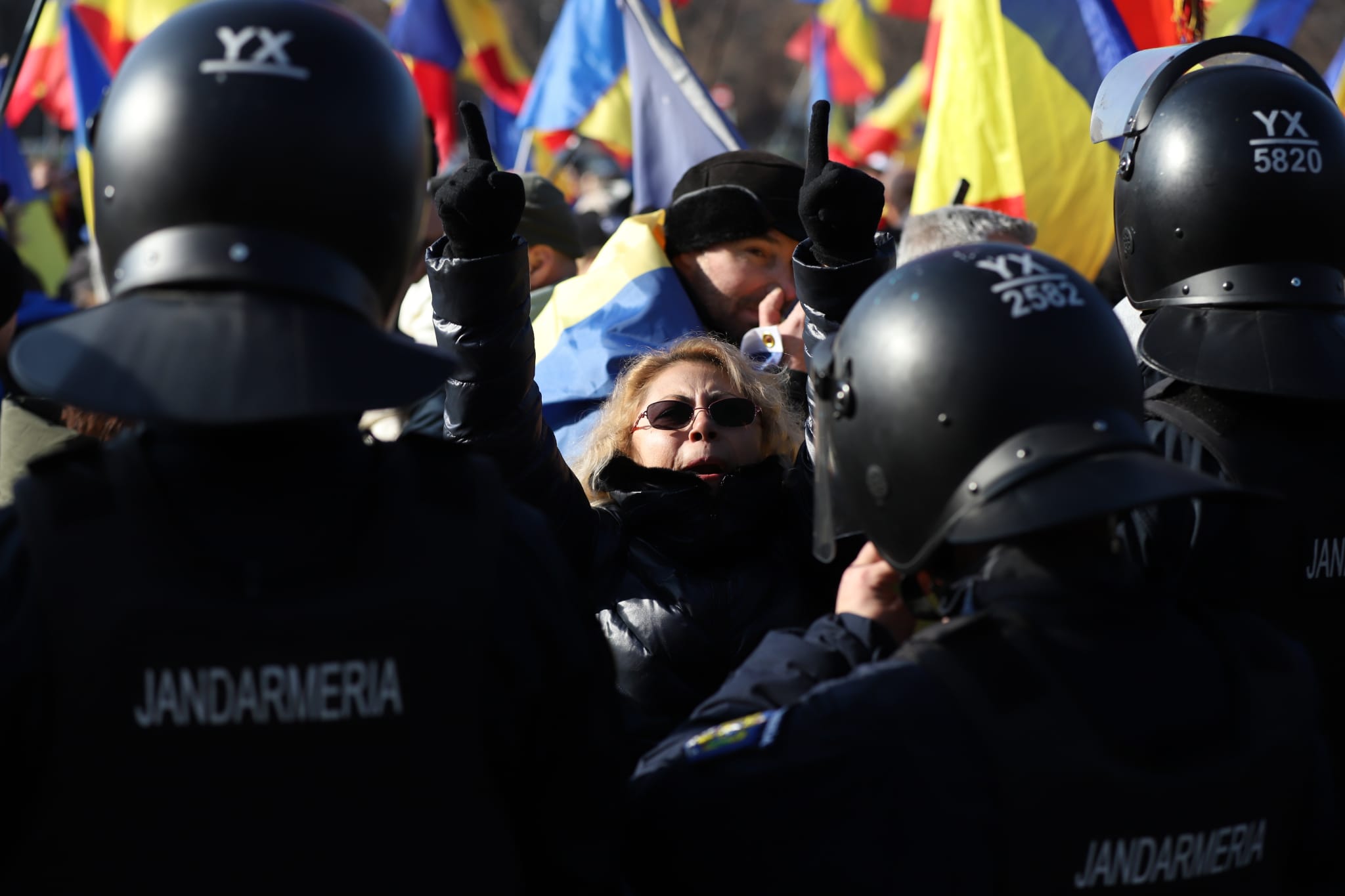 Protestatarii chemați de Călin Georgescu în Piața Victoriei s-au ciocnit cu jandarmii, în fața Guvernului, și au aruncat cu petarde