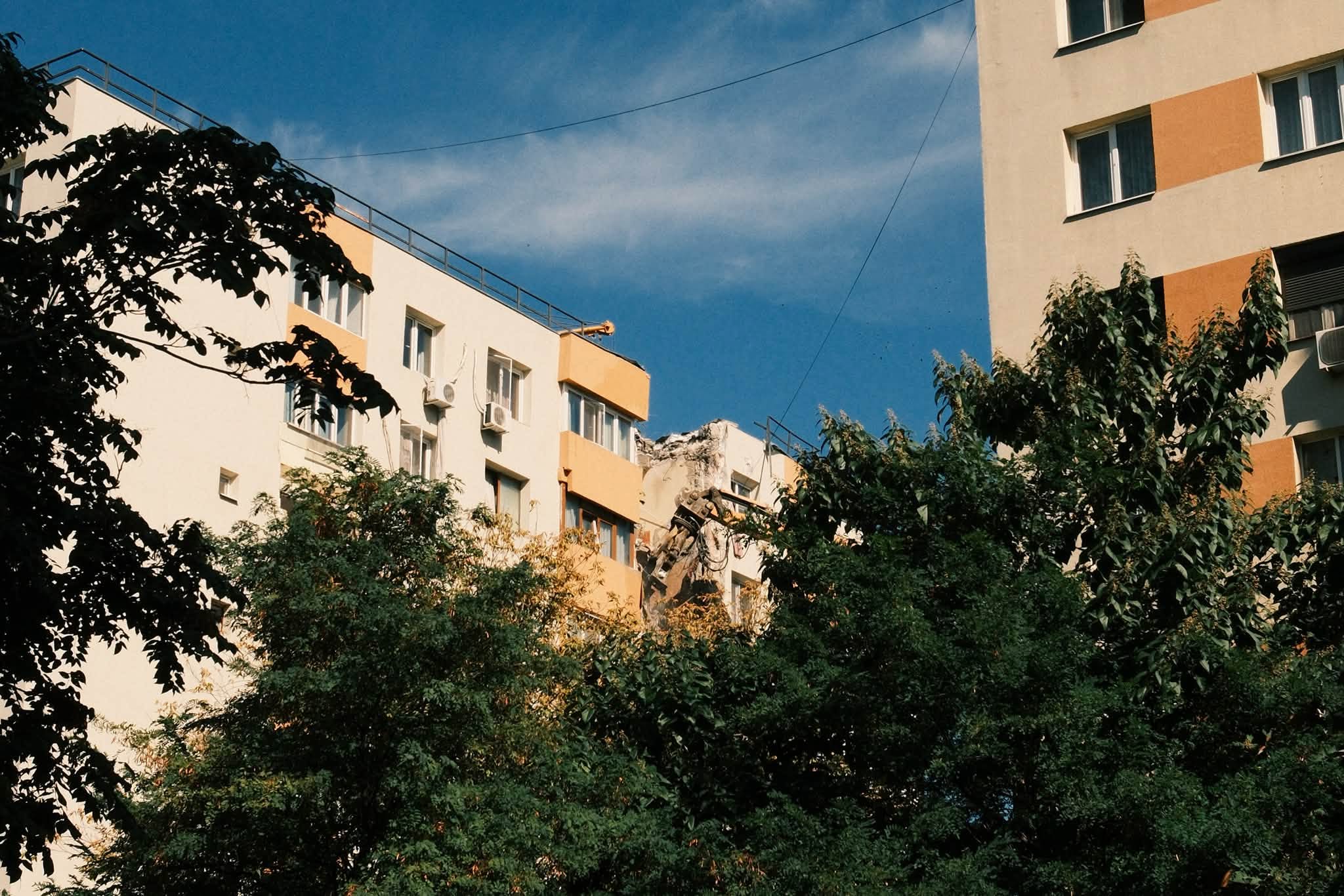 A început demolarea blocului din Rahova care a explodat anul trecut