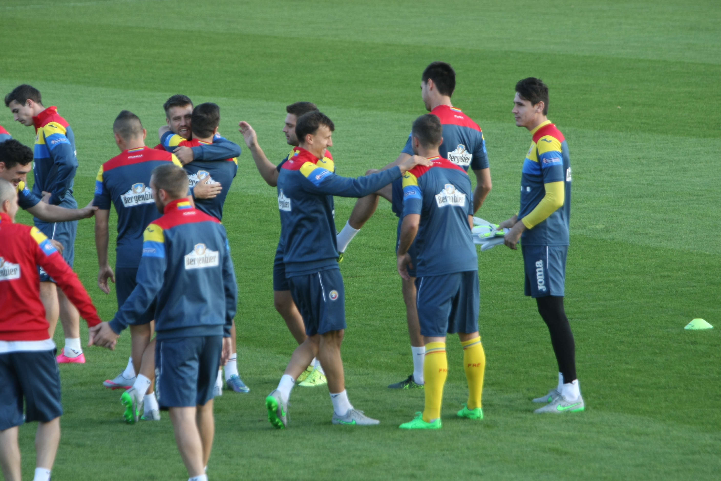 FRF a câștigat recursul la UEFA, meciul cu Finlanda se va disputa cu spectatori! Marți se pun în vânzare, online, biletele. ^Tata Puiu nu știa ”bomba” la antrenamentul de luni și căuta metode să învioreze naționala: ”Să veniți cu trompetele la stadion, măcar pe voi să vă aud!” / FOTO