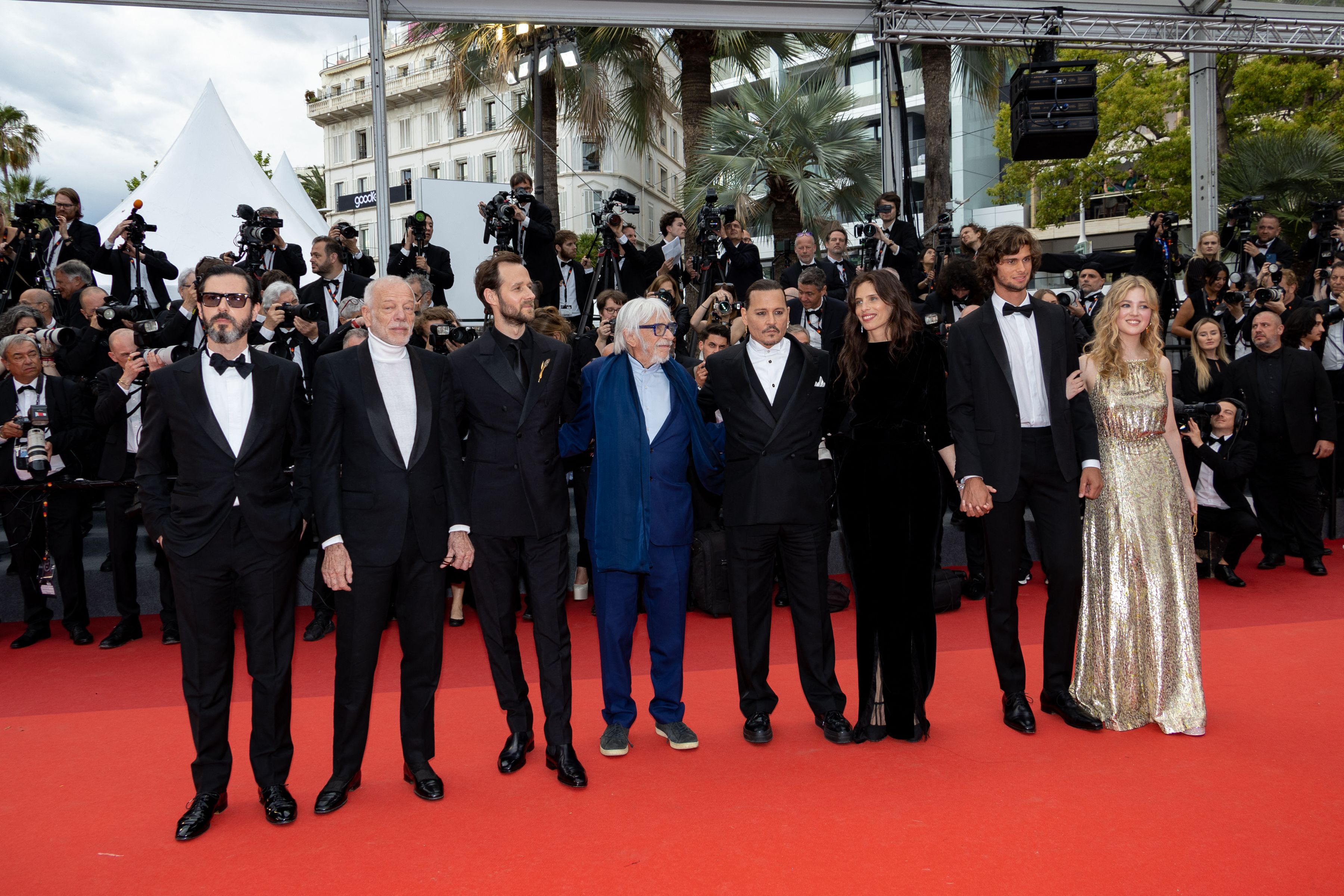 Corespondență de la Cannes: Emoționată de poemul despre Ucraina rostit pe scenă, Catherine Deneuve a uitat să deschidă festivalul 