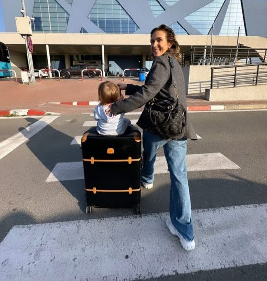 Adela Popescu a plecat din nou din țară. Soția lui Radu Vâlcan și-a luat fiul cel mic cu ea