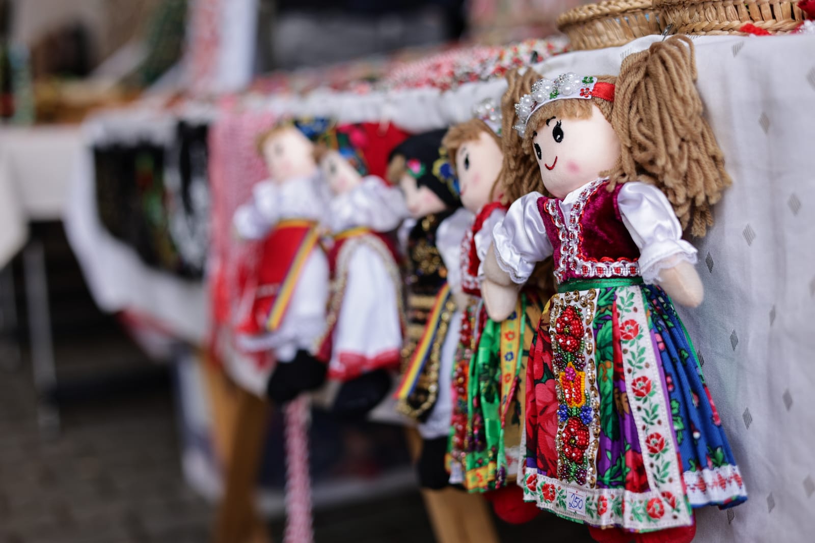 De la mărțișoare handmade la adevărate bijuterii din aur și argint: ce prețuri găsești la Târgul Mărțișorului 2026