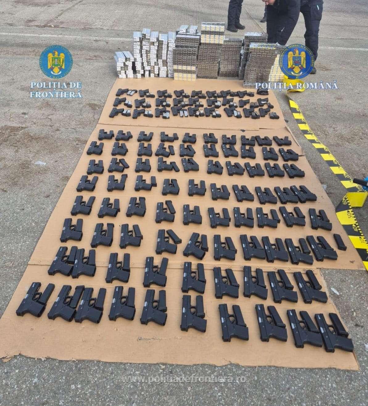 Un șofer de TIR din Turcia a încercat să intre în România cu 106 pistoale