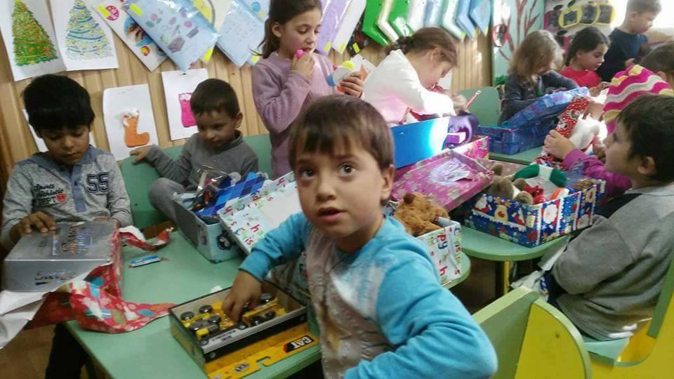 REPORTAJ: De la gustul amar al sărăciei și pierderea fraților la bucuria pentru zâmbetele copiilor pe care îi ajută