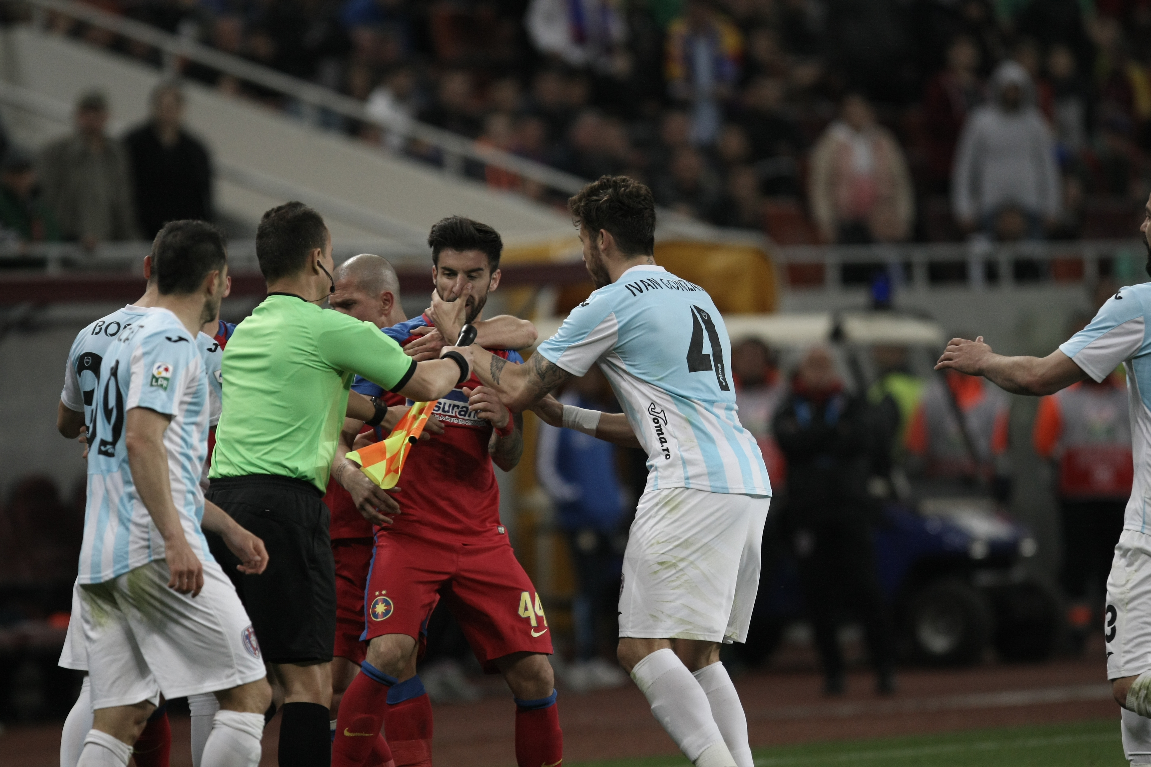 Crăciunescu, revoltat că stewarzii au intrat pe teren la meciul Steaua - ASA: ”Ce facem, aducem trupele speciale?” | GALERIE FOTO