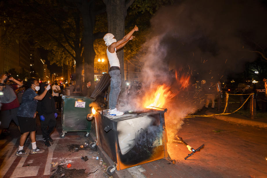 A cincea zi de proteste în SUA după uciderea lui George Floyd. Incendii și violențe în New York și în fața Casei Albe