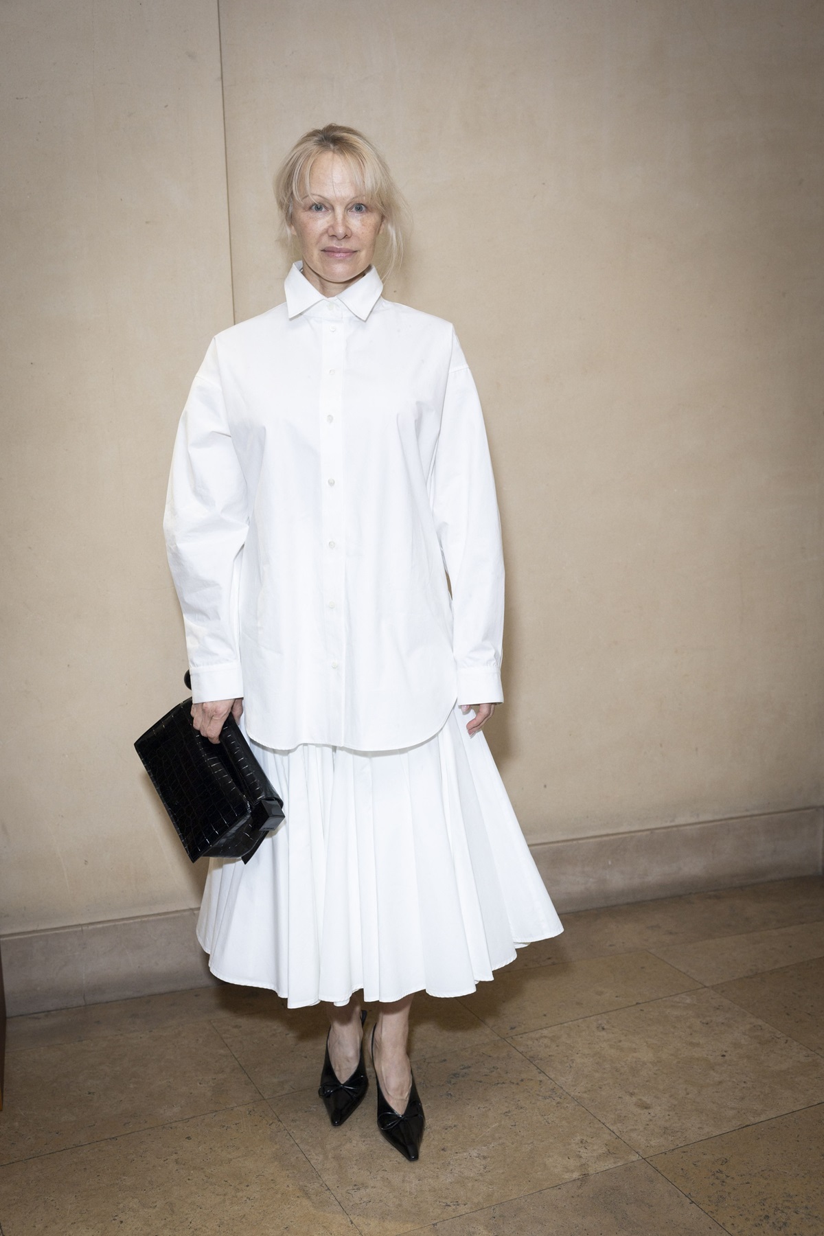 Pamela Anderson lansează un nou trend: fără machiaj la evenimentele de modă. Cum a apărut la Paris Fashion Week