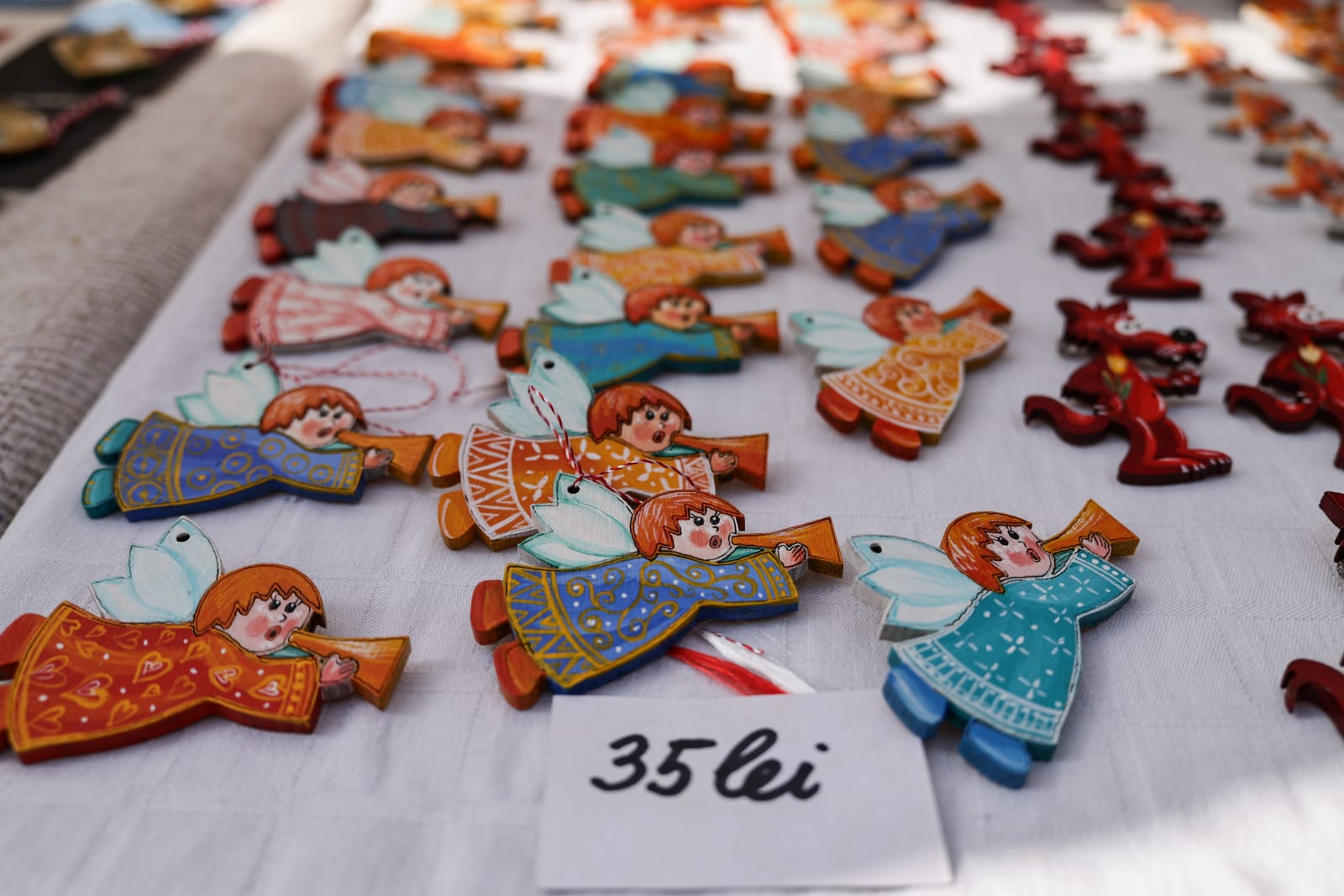 De la mărțișoare handmade la adevărate bijuterii din aur și argint: ce prețuri găsești la Târgul Mărțișorului 2026