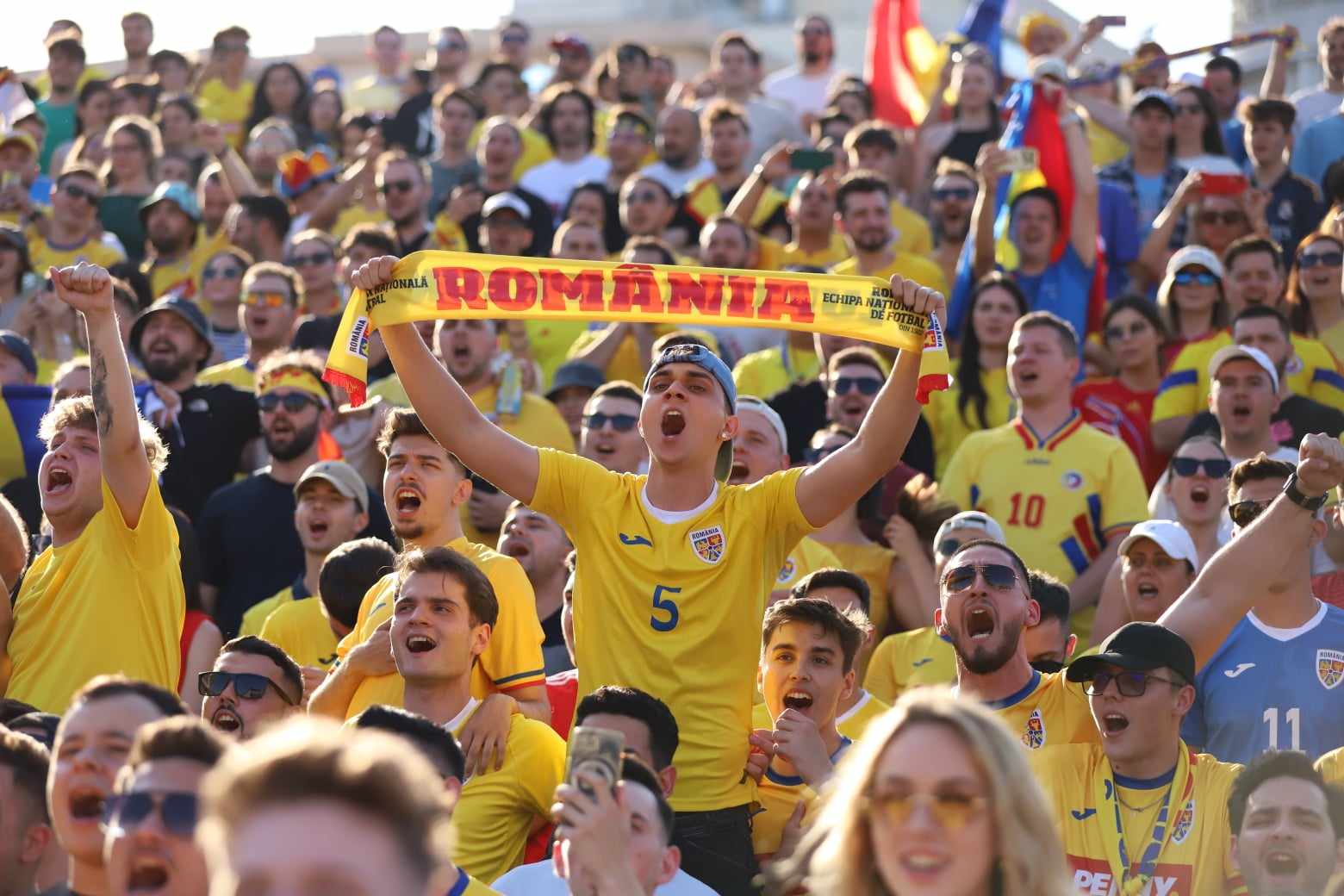 Sărbătoare și la București! Atmosferă incendiară în Piața Universității după ce tricolorii s-au calificat în optimi la Euro 2024