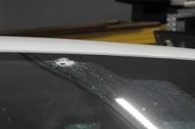 O polițistă și un polițist au tras cu pușca de asalt și pistolul în mașina condusă de un român, în Austria. Doi oameni din vehicul, loviți de gloanțe