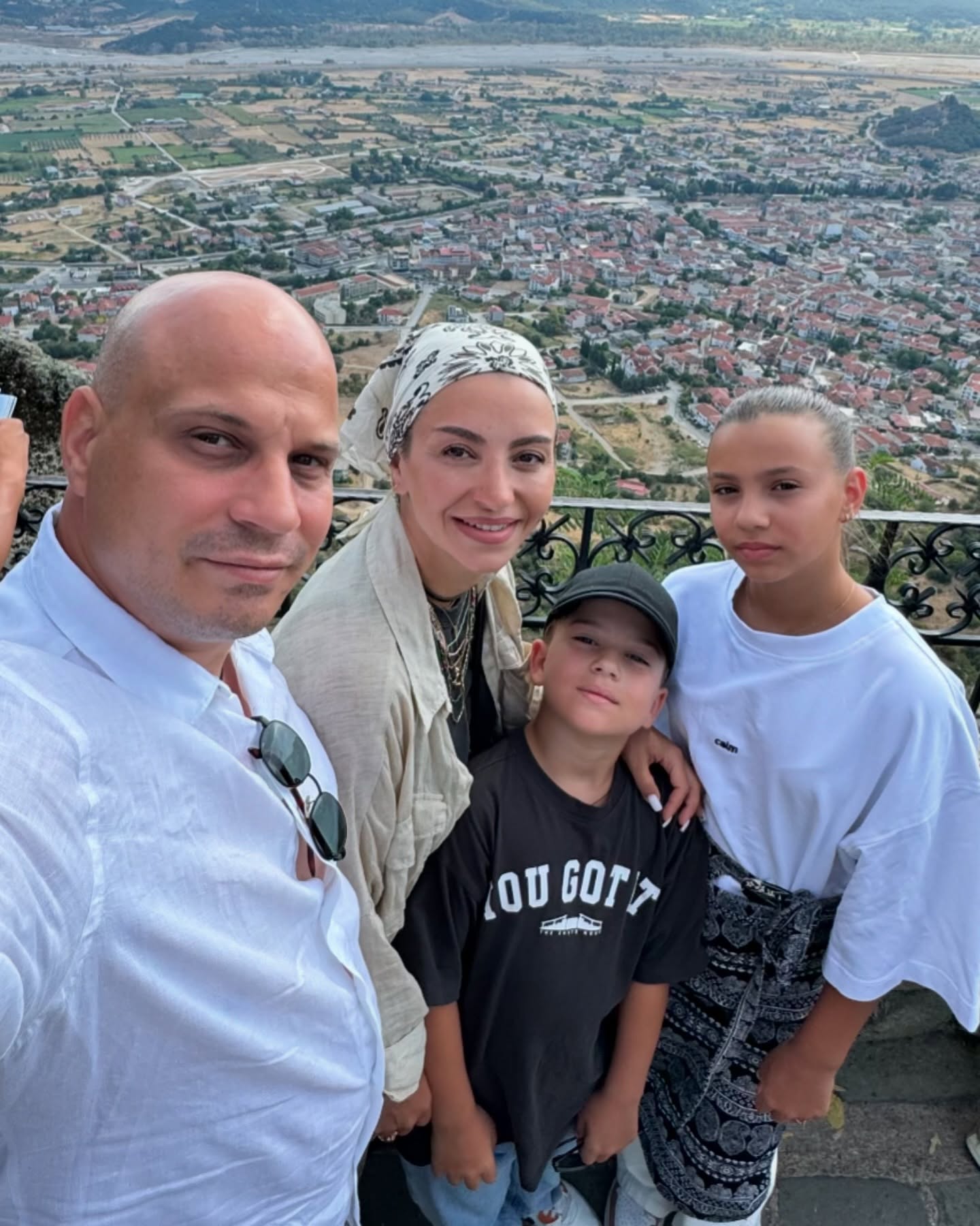 Imagini din casa în care locuiesc Giulia Anghelescu și Vlad Huidu. Au renovat-o de Crăciun: „Am schimbat parchetul în living, am schimbat o baie”
