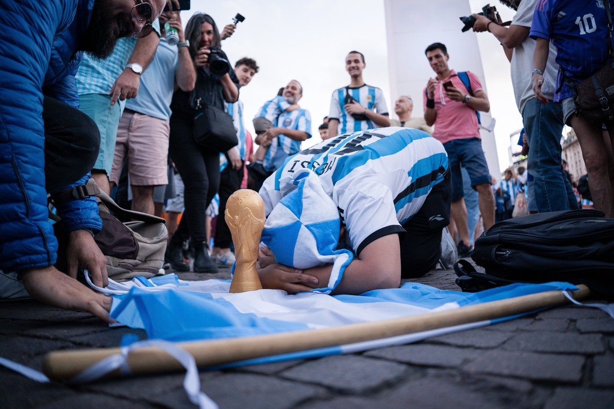 Spectacol pe străzile din Buenos Aires. Fanii s-au adunat în centru și așteaptă trofeul, după 36 de ani