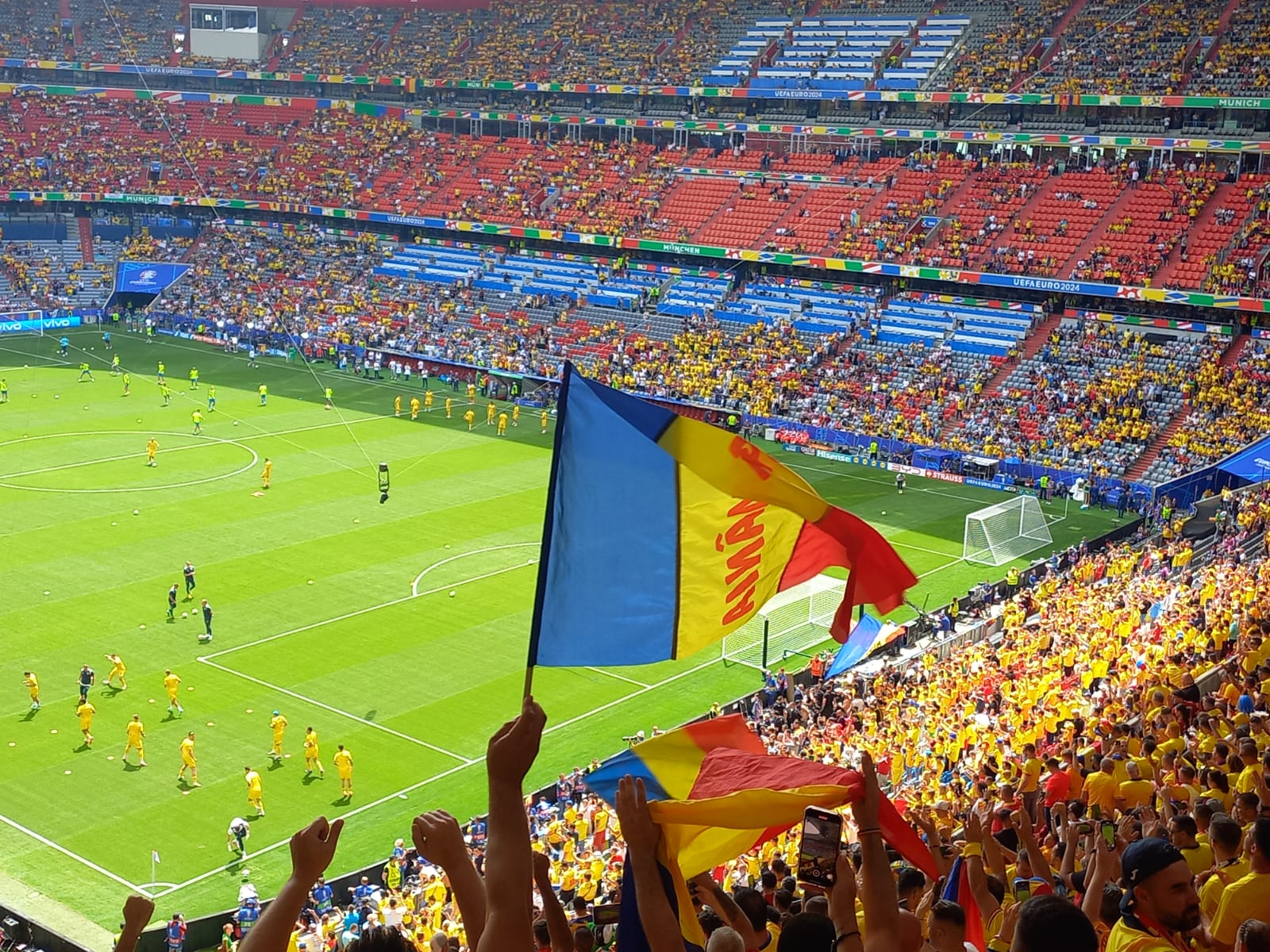 München, pământ românesc. Suporterii tricolorilor au luat cu asalt Marienplatz, „inima” capitalei bavareze, și, apoi, stadionul | FOTO și VIDEO