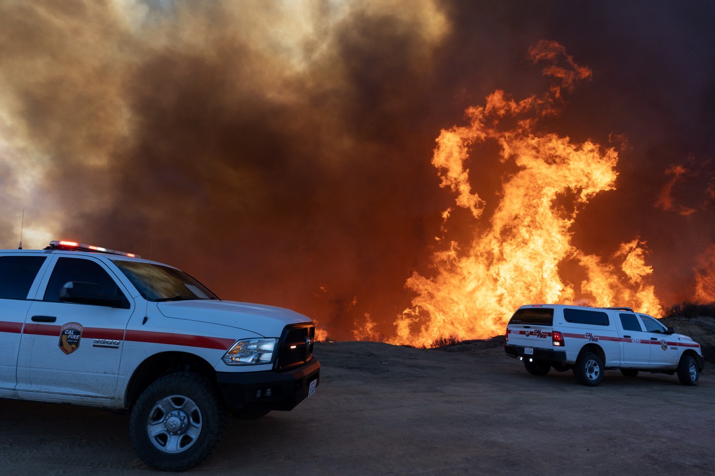 Bilanţul incendiilor de proporții din California a ajuns la 24 de morţi. Vântul violent amenință să întețească focul