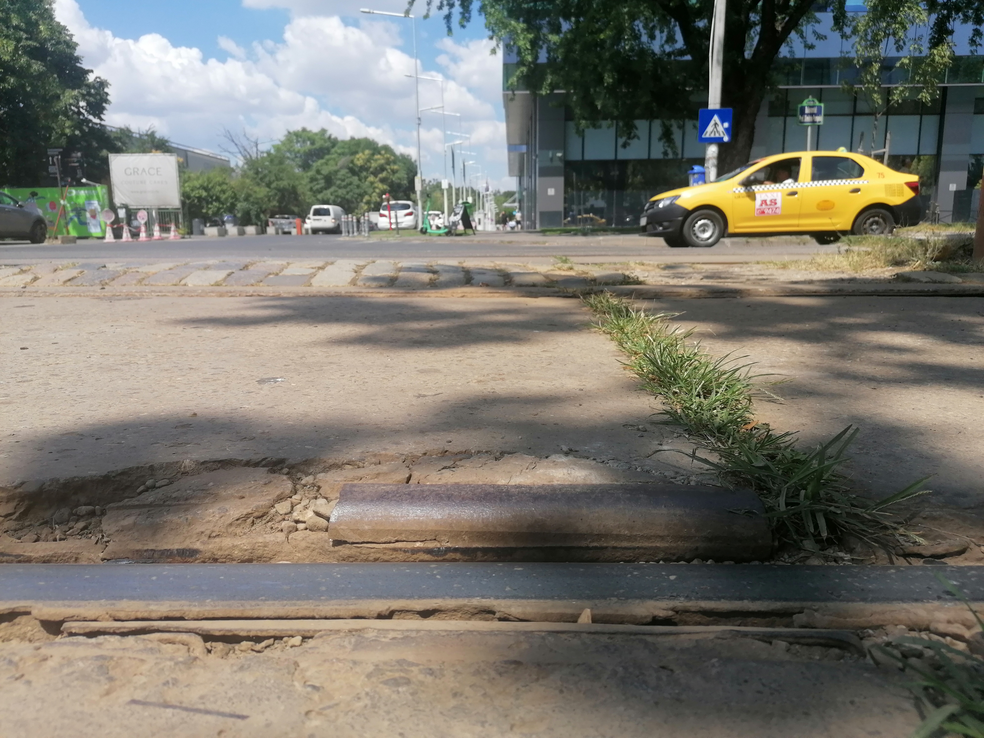 Gropi, șine rupte și segmente lipsă. Imagini cu liniile de tramvai care îi înspăimântă pe bucureștenii care vin la muncă în Pipera: „Mai bine cobor cu două stații înainte”