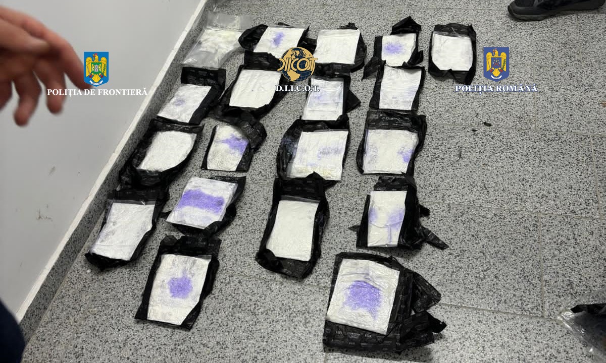 Un bărbat a fost arestat de polițiștii din Oradea, după ce a ascuns două kilograme și jumătate de cocaină în caroseria mașinii