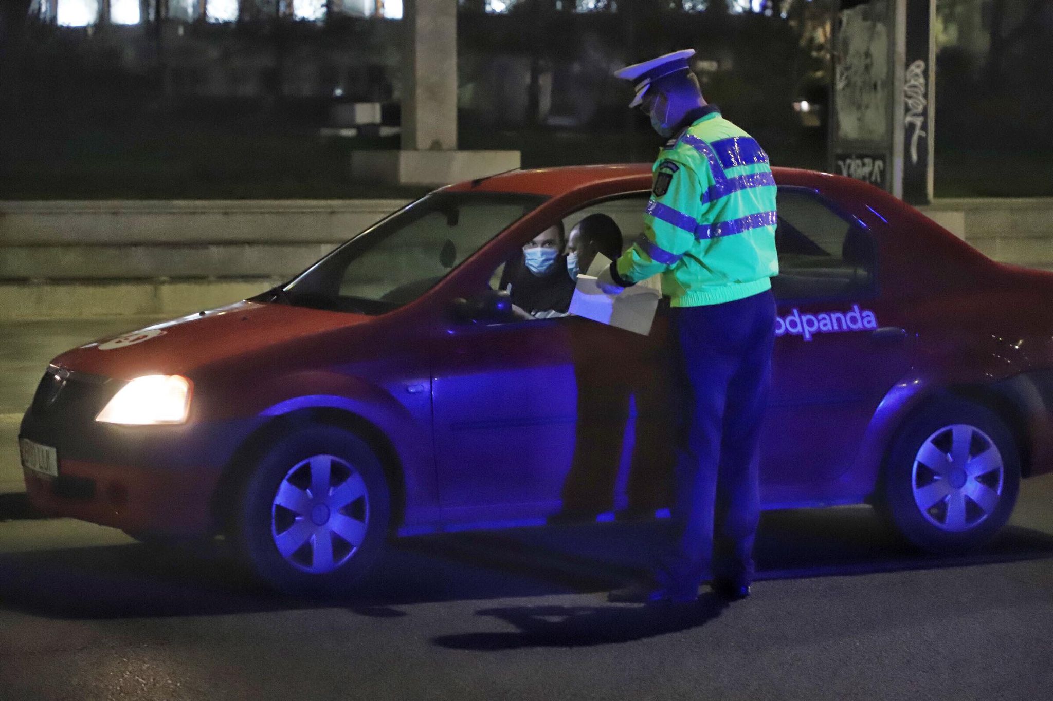 Zeci de filtre în București, în prima zi cu noile restricții. Circulația, restrânsă de la ora 20.00, în weekend