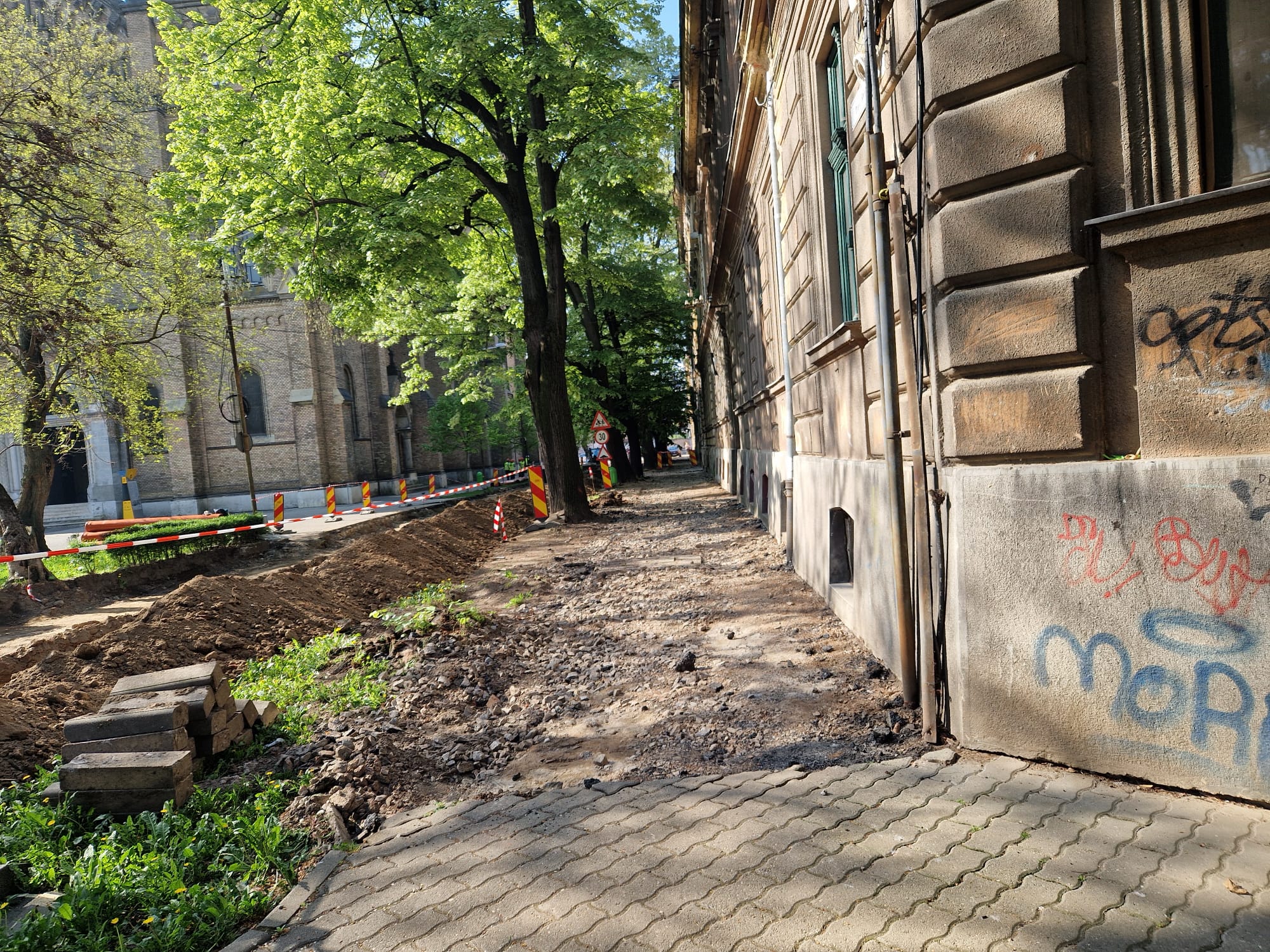 Așa arată România educată. Imagini dezolante într-un liceu din Timișoara. Elevi înghesuiți la subsol, în clase pline de igrasie și mucegai.  „Venim cu măști de protecție ca pe timpul pandemiei de Covid”