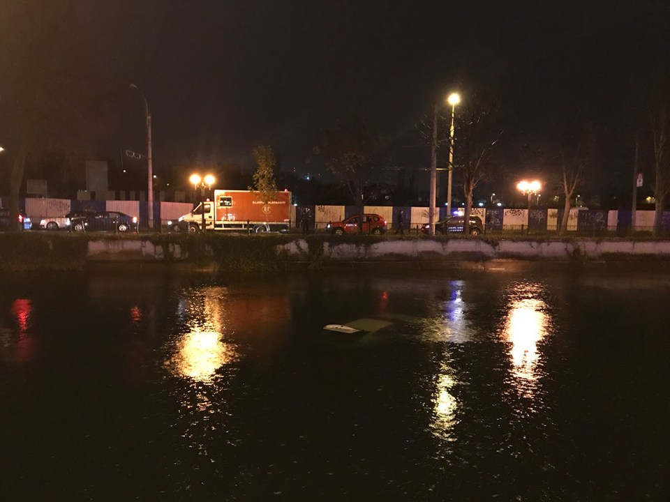 Un șofer a căzut cu mașina în râul Dâmbovița, în zona Cotroceni din Capitală (FOTO & VIDEO)
