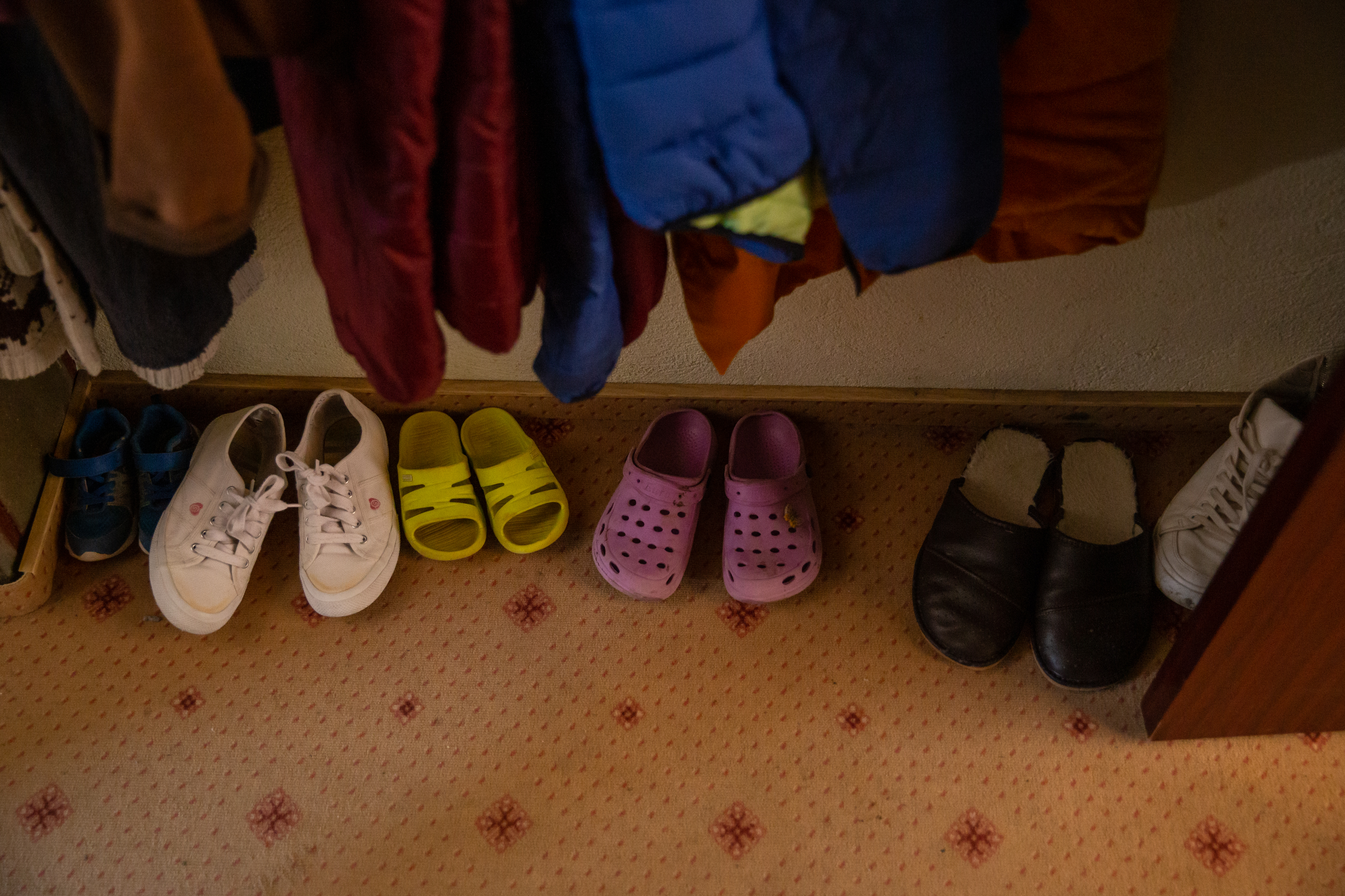 Săptămâna Patimilor și recunoștința oamenilor rămași fără case la Azuga: Îi mulțumesc Domnului că i-a lăsat în viață și domnului Vlad că i-a primit în pensiunea lui