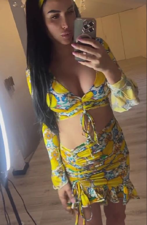 Imagini cu Daniela Crudu la o lună după ce a născut cel de-al doilea copil. A pozat într-o rochie scurtă