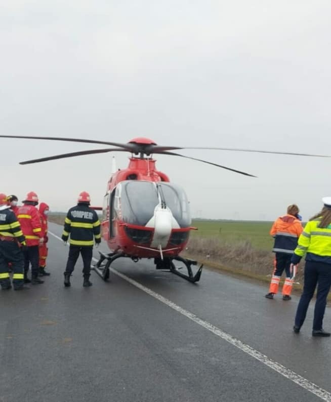 O asistentă medicală plânge lângă șoferul mort într-un accident din Teleorman: „Durerea neputinței”