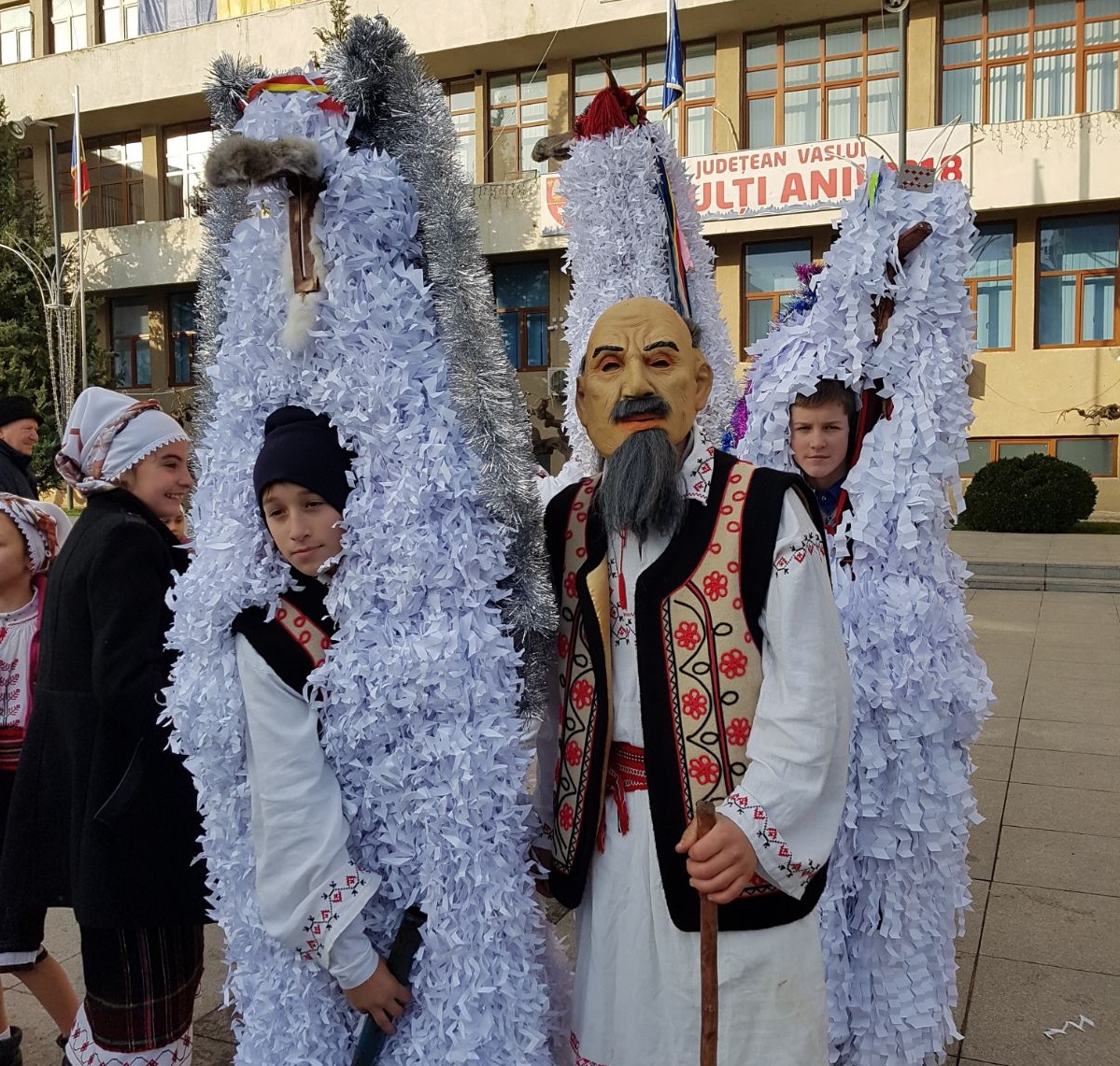 VIDEO/Ritual aproape barbar de Anul Nou în Vaslui! Durează 48 de ore în continuu și poate deveni foarte violent