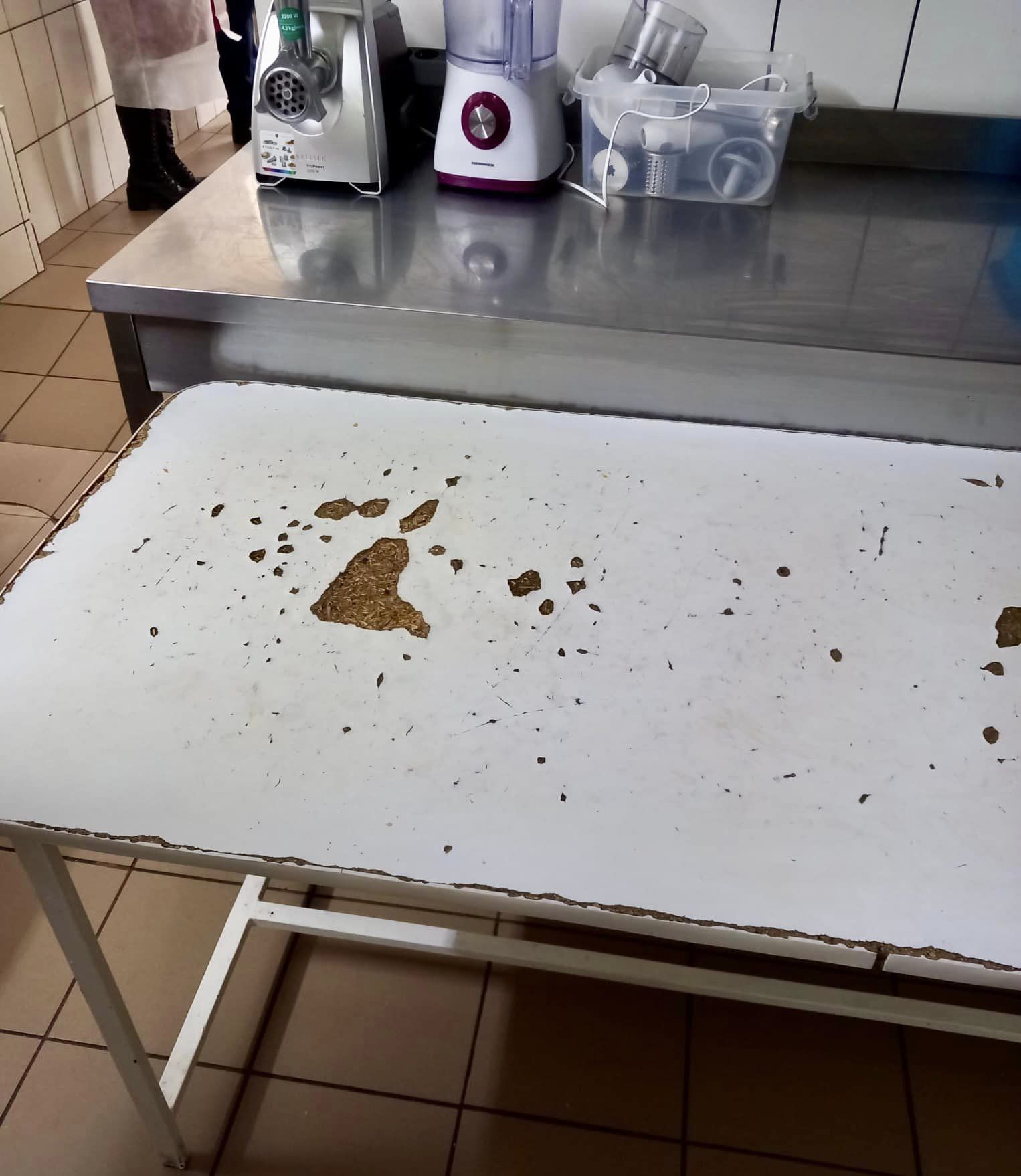 Încă un „azil al groazei” descoperit în Prahova. 93 de bătrâni, ținuți în condiții mizere, unii dintre ei cu râie