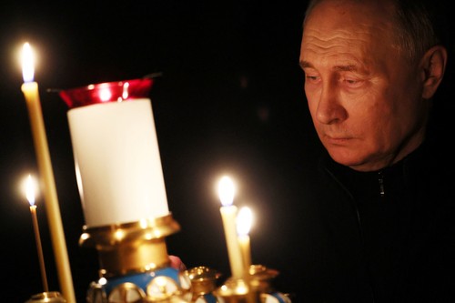 Putin, filmat când aprinde o lumânare în biserică, la două zile de la atac. Imaginile, publicate de Kremlin | VIDEO