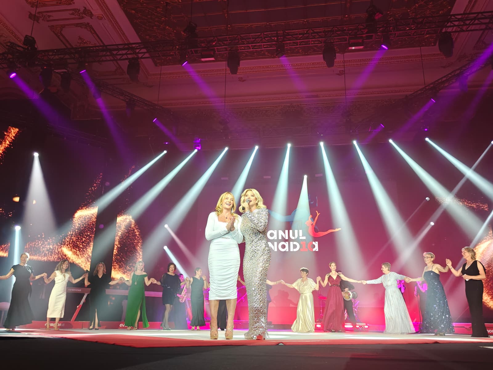 Gala „Nadia Comăneci - 50 de ani de la prima notă de 10”. Cum au petrecut invitații toată seara: Loredana și Nadia, duet pe „Made in Romania”